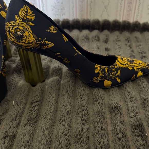 Katy Perry Collections Black and Gold Floral Heels (T5) - Picture 2 of 7